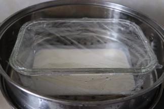 水开后，放入蒸锅，大约15分钟就好了，根据容器大小，状态全是凝固的就蒸好了