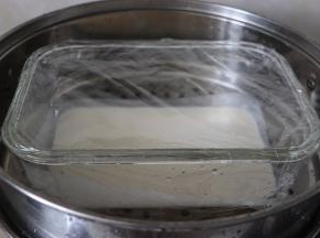 水开后，放入蒸锅，大约15分钟就好了，根据容器大小，状态全是凝固的就蒸好了