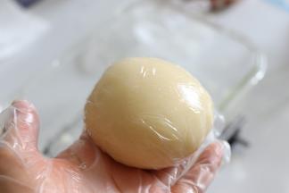 然后，用保鲜膜包好，放入冰箱冷藏。