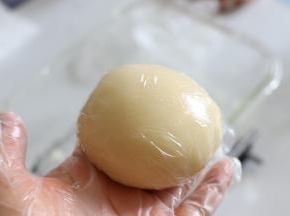 然后，用保鲜膜包好，放入冰箱冷藏。