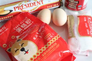 现在来制作棒棒糖蛋糕，准备好食材