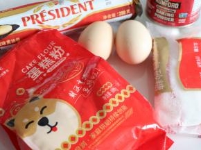 现在来制作棒棒糖蛋糕，准备好食材