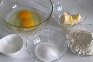 分别称重，低筋粉和泡打粉，混合均匀。