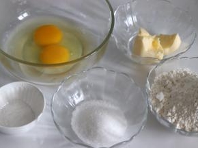 分别称重，低筋粉和泡打粉，混合均匀。