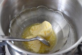 黄油隔水融化，保温待用。