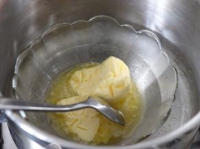 黄油隔水融化，保温待用。