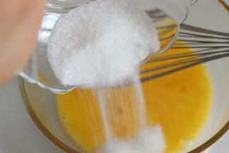 鸡蛋打散，加入细砂糖，搅匀。