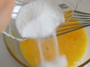 鸡蛋打散，加入细砂糖，搅匀。