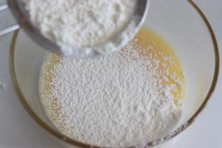 过筛低筋面粉和泡打粉的混合粉，拌匀。