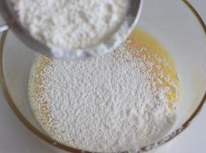 过筛低筋面粉和泡打粉的混合粉，拌匀。