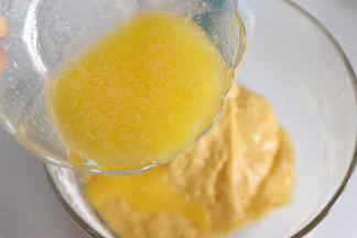 倒入黄油液体，用手动打蛋器，让油融合到面糊中。