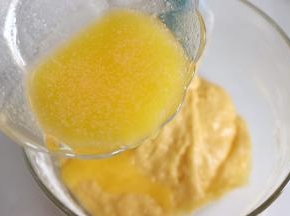 倒入黄油液体，用手动打蛋器，让油融合到面糊中。