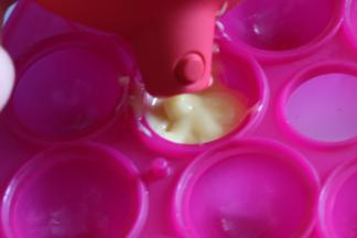 倒入裱花笔或者裱花袋中。