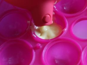 倒入裱花笔或者裱花袋中。