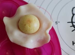 拿出后，放到晾网上，刷糖水，可以多刷几层，放凉。（成品忘记拍照了）