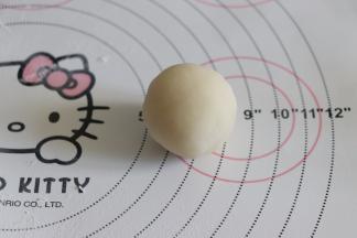 可以再为棒棒糖刷一层薄薄的糖水，利用手把棒棒糖蛋糕包起来。滚圆。