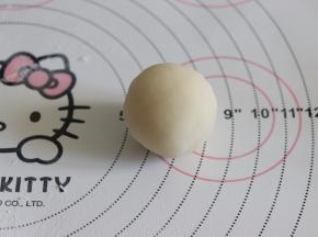 可以再为棒棒糖刷一层薄薄的糖水，利用手把棒棒糖蛋糕包起来。滚圆。