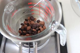 巧克力，隔热水融化，不要太热哦，大约50多左右吧。