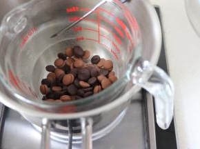 巧克力，隔热水融化，不要太热哦，大约50多左右吧。