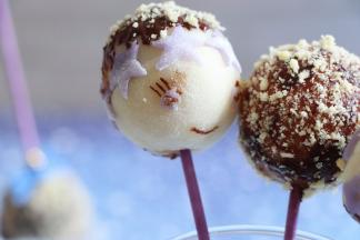 其他就按个人喜好随便装饰吧。我外面撒了些棒棒糖蛋糕碎屑。