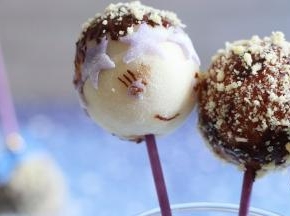 其他就按个人喜好随便装饰吧。我外面撒了些棒棒糖蛋糕碎屑。