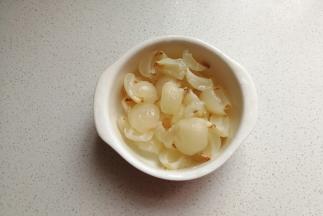 准备新鲜荔枝数十颗，先去外壳，然后去核掰成小块。