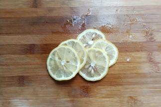 新鲜柠檬洗净后切薄片。