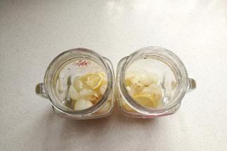 然后把荔枝肉和柠檬片放入干净的玻璃杯中。