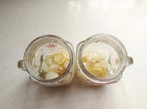 然后把荔枝肉和柠檬片放入干净的玻璃杯中。