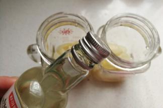 再倒入适量拉姆酒，每瓶约到入2-3瓶盖。