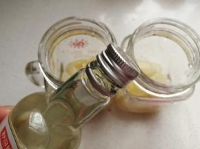再倒入适量拉姆酒，每瓶约到入2-3瓶盖。