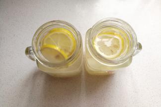 再根据自己的口味调入适量蜂蜜搅拌均匀，然后盖上盖子，放入冰箱冷藏几个小时就可以喝了。