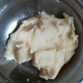 稍放凉后压成土豆泥