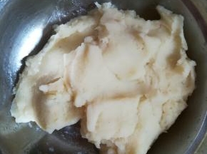 稍放凉后压成土豆泥