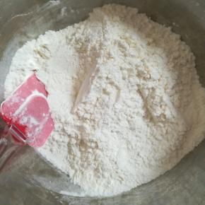 将低筋面粉玉米面粉，小苏打混合搅拌