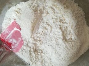 将低筋面粉玉米面粉，小苏打混合搅拌