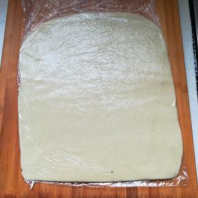 放入保鲜膜中擀成大片