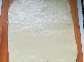 放入保鲜膜中擀成大片