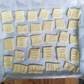 再切成你认为合适的大小，我叉子的擦上小孔