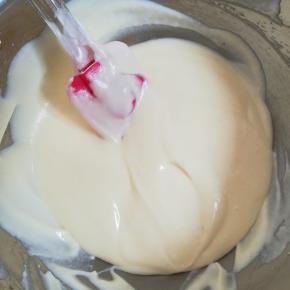 细砂糖和蛋黄搅拌均匀加入牛奶，小火加热边加热边搅拌，加热到浓稠状关火，稍凉后放入冰箱冷藏30分钟，淡奶油打发七成状态好冷藏的奶液混合，搅拌均匀，倒入模具中入冰箱冷冻4小时以上