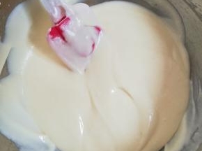 细砂糖和蛋黄搅拌均匀加入牛奶，小火加热边加热边搅拌，加热到浓稠状关火，稍凉后放入冰箱冷藏30分钟，淡奶油打发七成状态好冷藏的奶液混合，搅拌均匀，倒入模具中入冰箱冷冻4小时以上