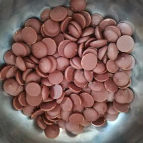 巧克力如果是大块的可以切生小块，便于隔水加热融化