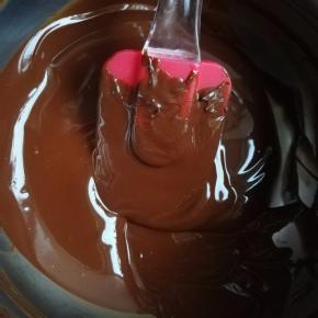 巧克力在不高于六十度的热水中隔水融化