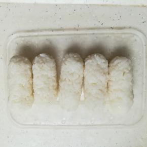 米饭中加入适量白胡椒粉和盐拌匀，定型