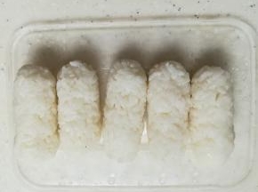 米饭中加入适量白胡椒粉和盐拌匀，定型