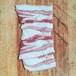 培根切成与米饭团相符的段