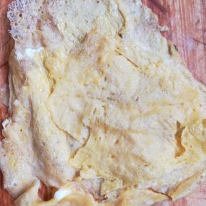 入炒锅摊成薄的鸡蛋饼