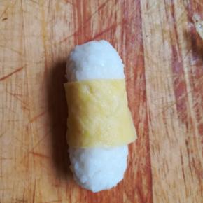 将鸡蛋饼整理好，裹饭团上