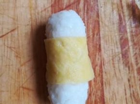 将鸡蛋饼整理好，裹饭团上