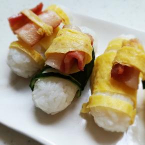 在弄绿色素菜，组装时美美的饭团就做好了